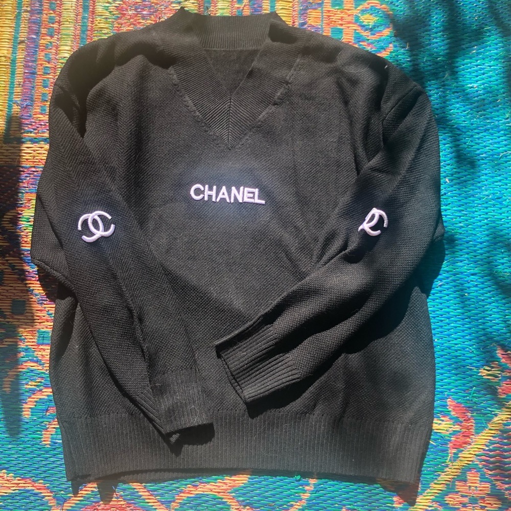 Black sweater Urban Outfitters DESIGNER LOGO